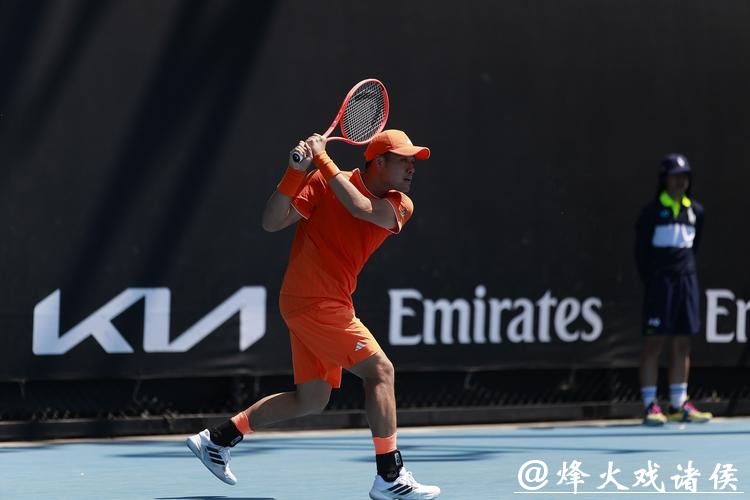 吴易昺3比1战胜纳尔迪 晋级澳网次轮 吴易昺3比1战胜纳尔迪 晋级澳网次轮